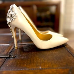 Badgley Mischka white heel